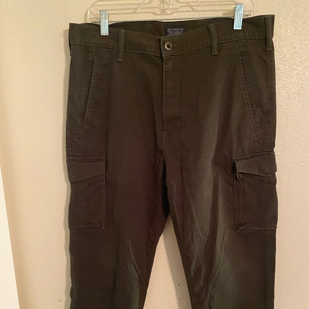 Levi’s cargo pant. Mens size W34 L32